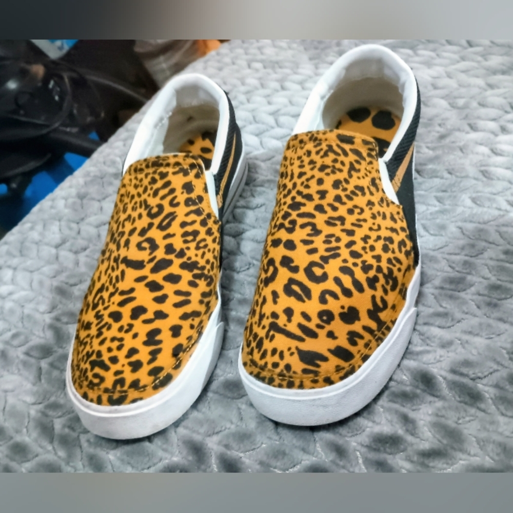 ✨Nike Women’s Court Legacy Leopard Slip-On Casual Sneaker 🐆👟 Pre-owned - Picture 2 of 9